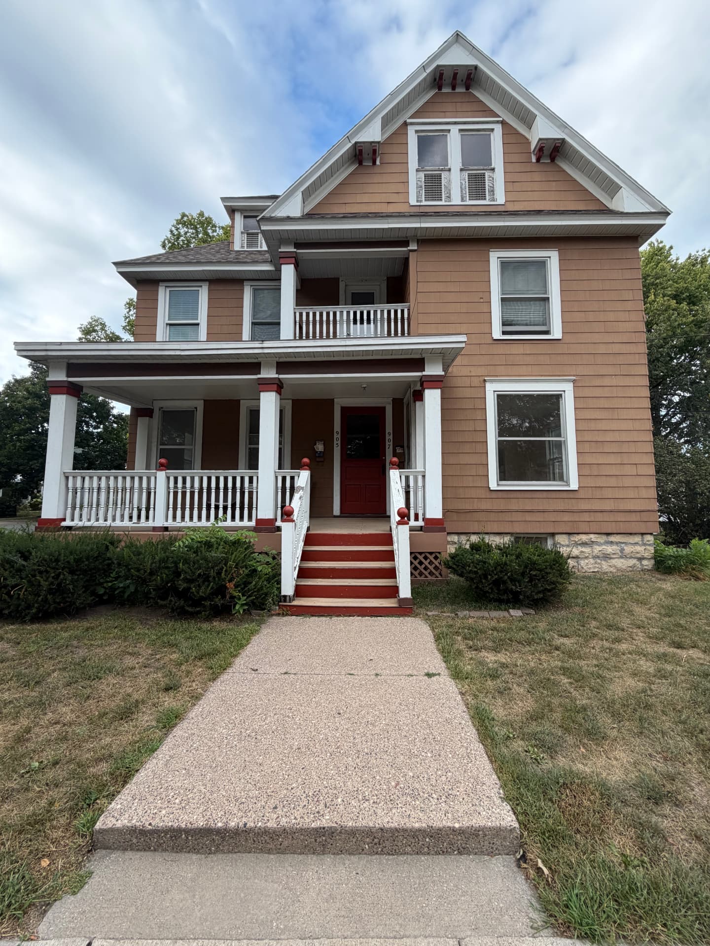 Historic 2-Bedroom Upper Duplex — 907 Cass St